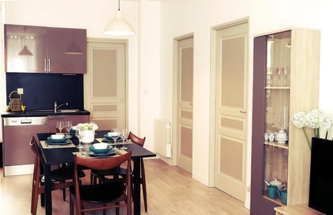 Kitchen or kitchenette, Dining area