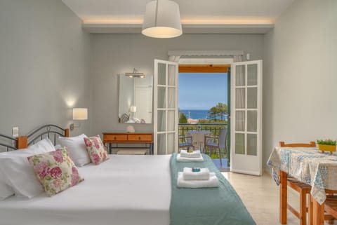Photo of the whole room, Sea view