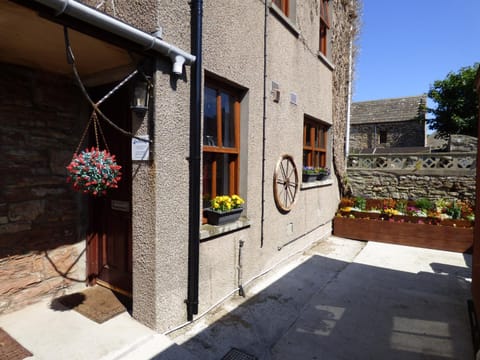 Property building, Facade/entrance, Garden