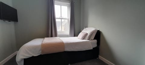 Bed, TV and multimedia, Bedroom