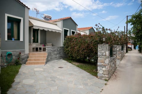 Property building, Facade/entrance, Garden