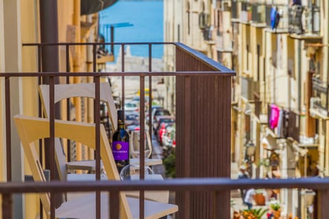 Property building, Spring, Day, People, People, People, Winter, Summer, Balcony/Terrace, Decorative detail, Seating area, Autumn, On site, Sea view, Sea view, Street view, Seasons, Time of day, Sunrise, Sunset, Family, Family, Family
