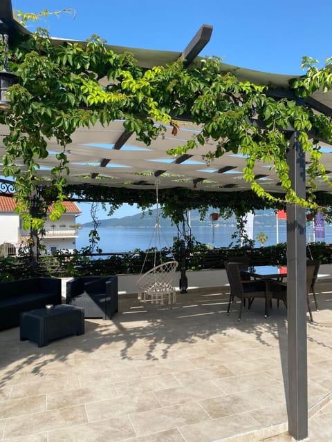 Restaurant/places to eat, Garden view, Sea view, Street view