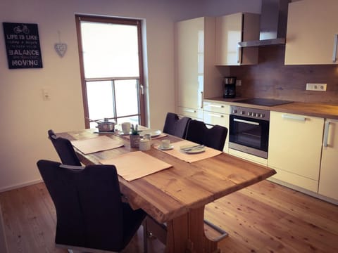 Coffee/tea facilities, Kitchen or kitchenette, Dining area