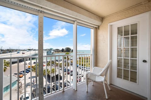 Beach View - Balcony - 3b 2b - Beach Place #405 Apartment in Madeira Beach
