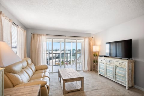 Beach View - Balcony - 3b 2b - Beach Place #405 Apartment in Madeira Beach