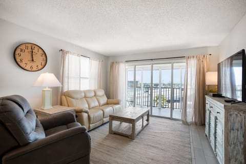 Beach View - Balcony - 3b 2b - Beach Place #405 Apartment in Madeira Beach