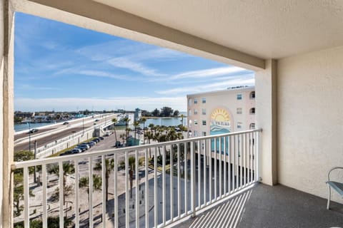 Beachfront Complex - 2b 2b - Beach Place #403 Apartment in Madeira Beach