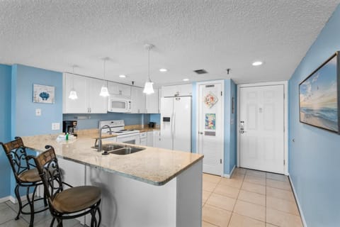 Beachfront Complex - 2b 2b - Beach Place #403 Apartment in Madeira Beach