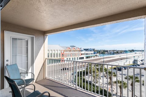 Beachfront Complex - 2b 2b - Beach Place #403 Apartment in Madeira Beach