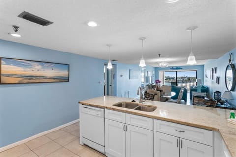 Beachfront Complex - 2b 2b - Beach Place #403 Apartment in Madeira Beach