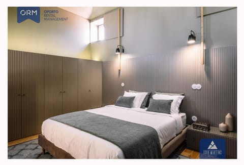 Bed, Seating area, Bedroom
