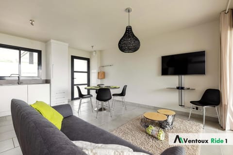 TV and multimedia, Living room, Seating area, Dining area