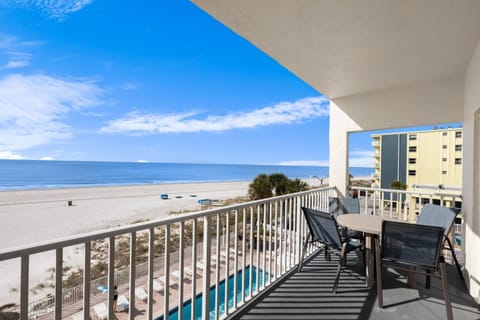 Direct Beachfront - Hot Tub - Sea Breeze #308 Apartment in Madeira Beach