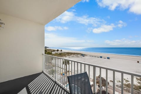 Direct Beachfront - Hot Tub - Sea Breeze #308 Apartment in Madeira Beach