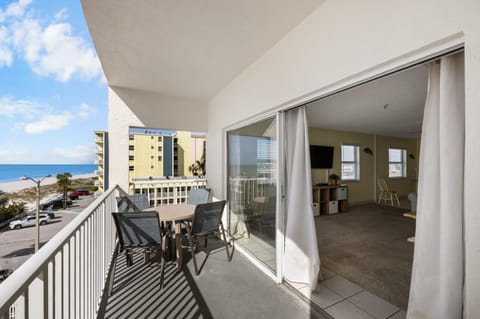 Direct Beachfront - Hot Tub - Sea Breeze #308 Apartment in Madeira Beach