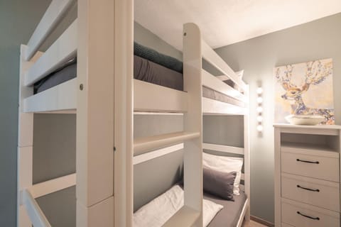 Bedroom, bunk bed