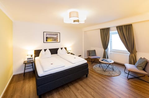 Bed, Photo of the whole room, Seating area