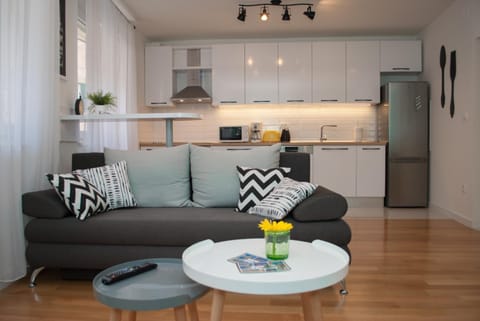 Kitchen or kitchenette, Living room, Seating area, Dining area