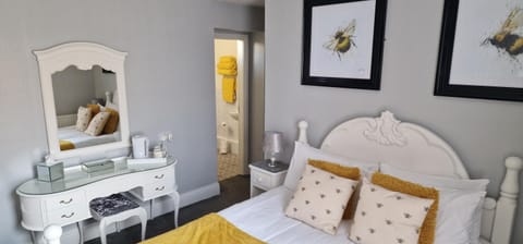 Shower, Toilet, Bed, TV and multimedia, Coffee/tea facilities, View (from property/room), Decorative detail, Seating area, Guests, Street view, Certificate/Award, fireplace, heating, internet, locker, storage, towels, VIP