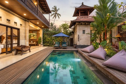 Property building, Patio, Garden, Garden view, Pool view, Swimming pool, sunbed