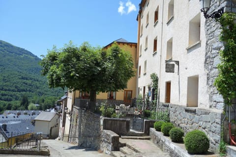 Property building, Facade/entrance, Garden