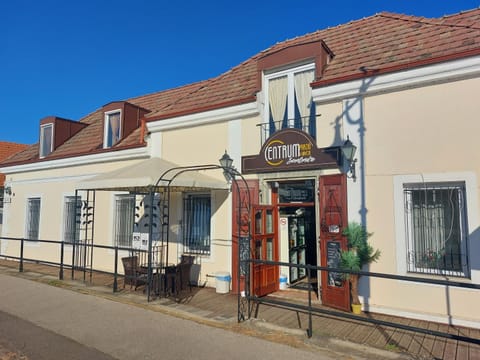 Property building, Day, Neighbourhood, Balcony/Terrace, Street view