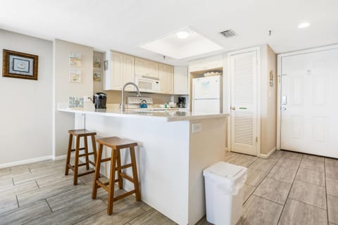 Beachfront Complex - 2b 2b - Beach Place #401 Apartment in Madeira Beach