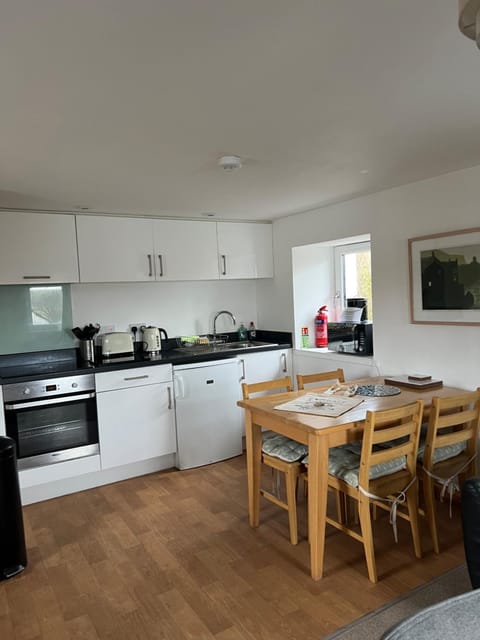 Coffee/tea facilities, Kitchen or kitchenette, Dining area, oven, pet friendly, stove, toaster