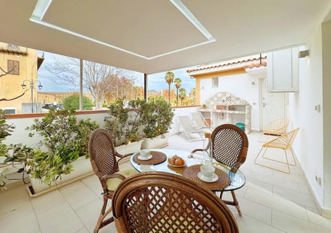 Property building, Balcony/Terrace, Balcony/Terrace, Floor plan, Dining area, Sunset