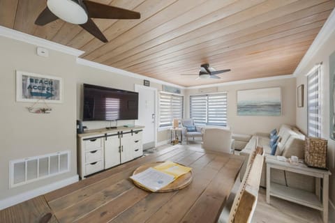Awesome Florida Cottage - 2b 1b - Surf Song #113 Apartment in Madeira Beach