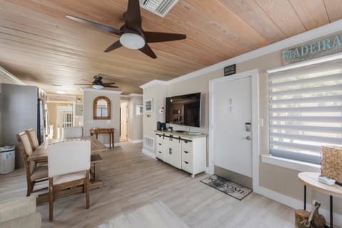 Awesome Florida Cottage - 2b 1b - Surf Song #113 Apartment in Madeira Beach