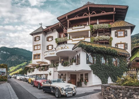 Facade/entrance, Mountain view, Street view, group of guests