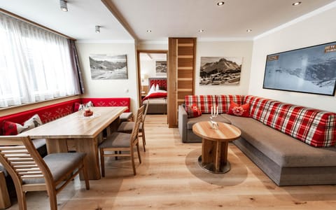 TV and multimedia, Living room, Photo of the whole room, Seating area, Dining area, Bedroom