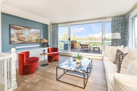 TV and multimedia, View (from property/room), Balcony/Terrace, Living room, Seating area