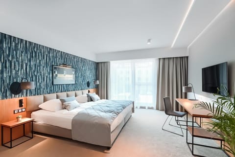 Communal lounge/ TV room, Bed, TV and multimedia, Living room, Photo of the whole room, Seating area, Evening entertainment, Bedroom