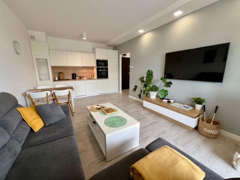 TV and multimedia, Kitchen or kitchenette, Living room, Seating area, Dining area