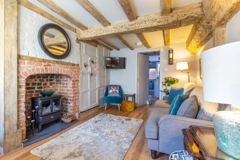 Property building, TV and multimedia, Living room, Seating area, flat iron