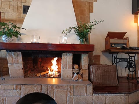 Restaurant/places to eat, Lobby or reception, Breakfast, fireplace