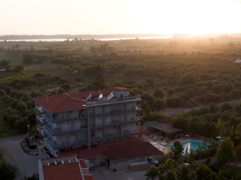 Property building, Swimming pool, Location