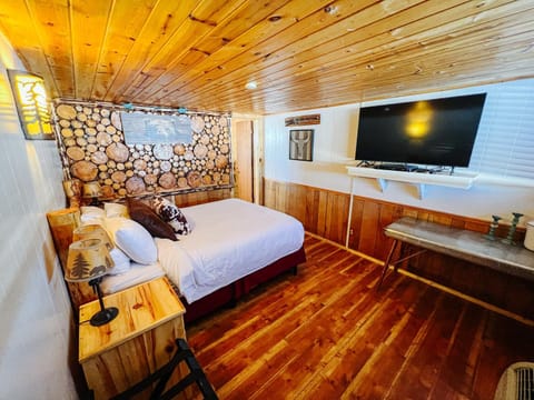 Bed, TV and multimedia, Bedroom