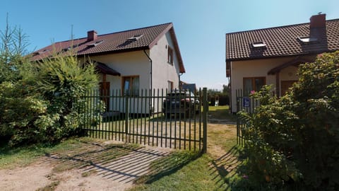 Dębki Domki Bliźniaki Z OGRZEWANIEM House in Pomeranian Voivodeship