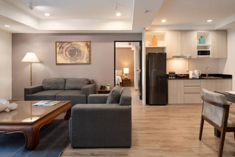 Kitchen or kitchenette, Living room, Seating area, Dining area, minibar, stove