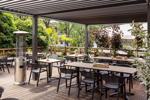 Patio, Restaurant/places to eat, Spring, Day, Garden, View (from property/room), Balcony/Terrace, Banquet/Function facilities, Garden view