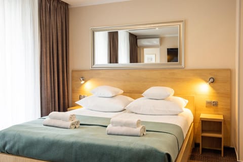 Bed, Photo of the whole room, towels