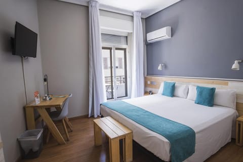 TV and multimedia, Photo of the whole room, Bedroom