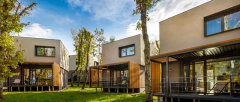 Property building, Facade/entrance, Garden, View (from property/room), Balcony/Terrace, Photo of the whole room, Garden view