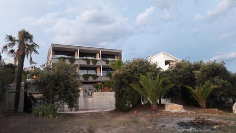 Nearby landmark, On site