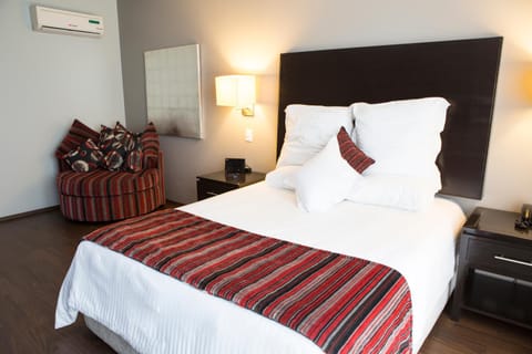 Bed, Photo of the whole room, Bedroom, air conditioner