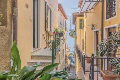 Facade/entrance, Lake view